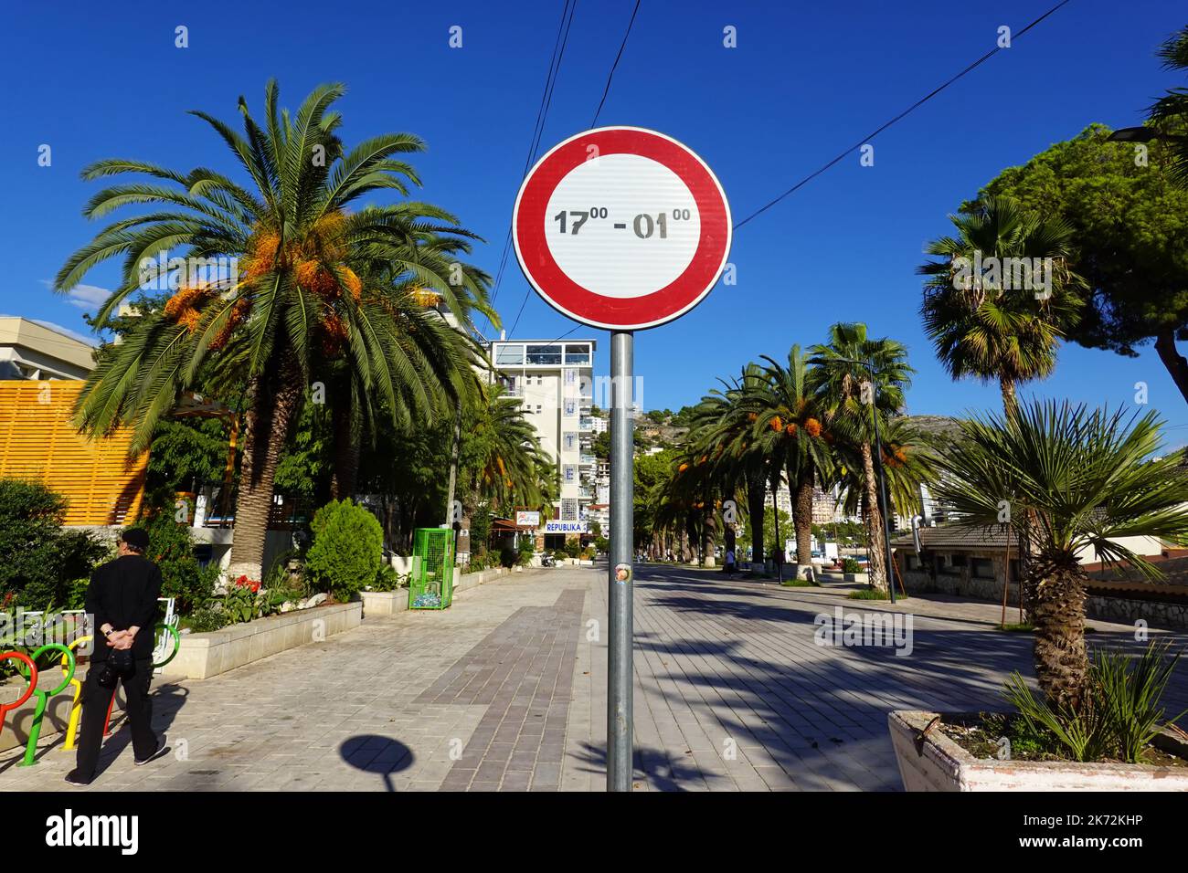 Cartello stradale senza ingresso, Promenade, Saranda, Repubblica di Albania Foto Stock