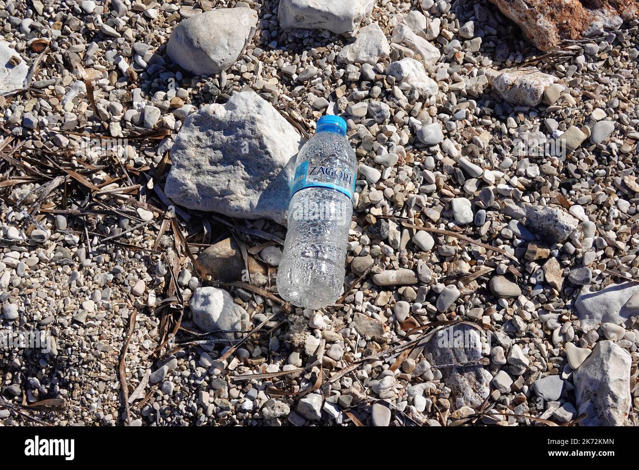 Bottiglia di plastica, rifiuti, Saranda, Repubblica di Albania Foto Stock