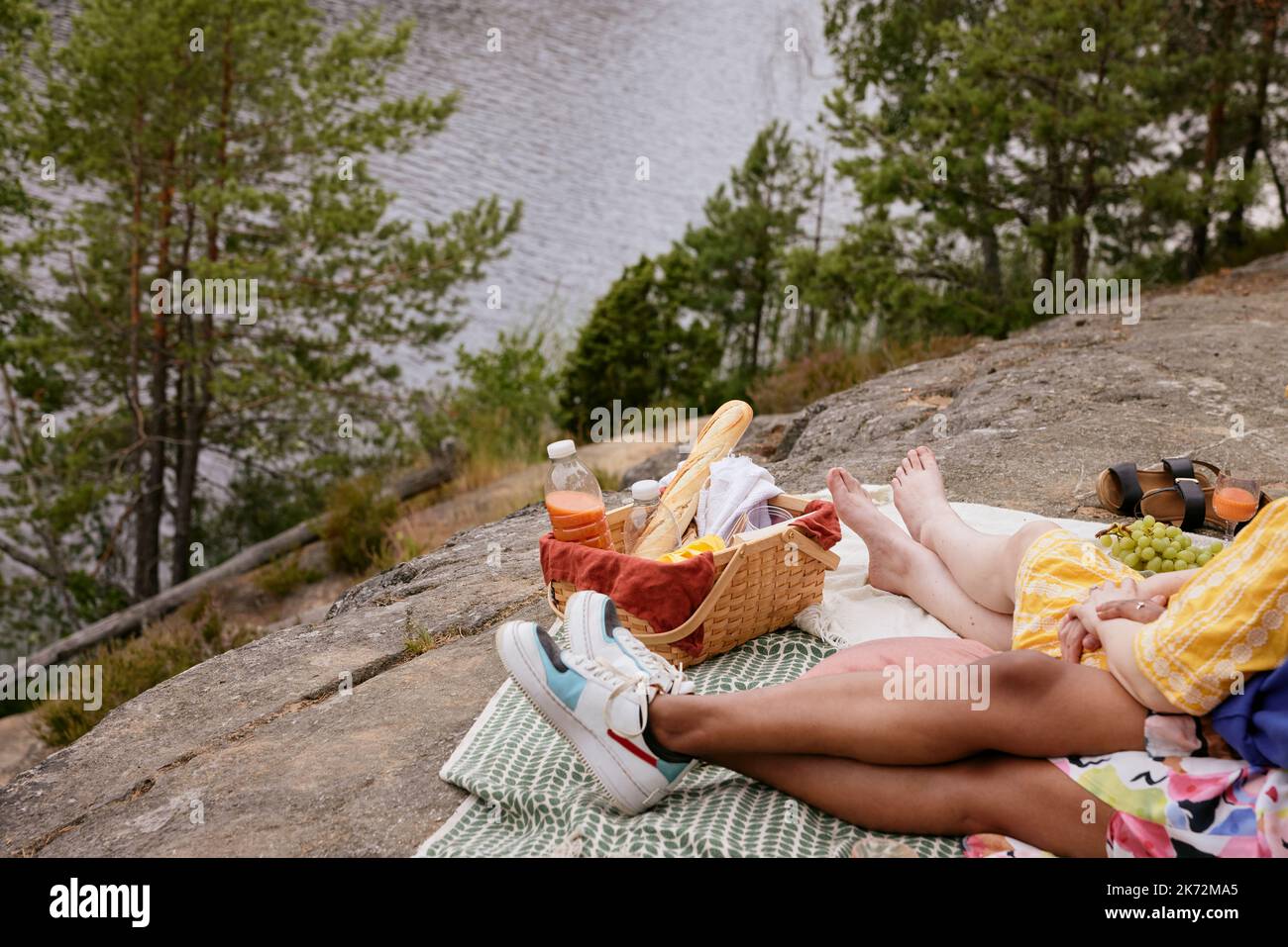 Coppia di donne che hanno pic-nic sul fiume Foto Stock