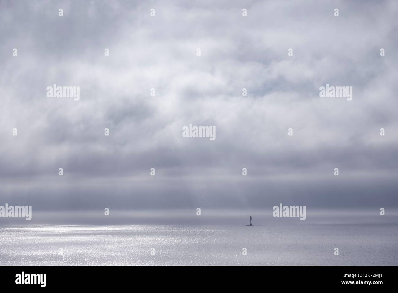Nuvole grigie sul mare Foto Stock
