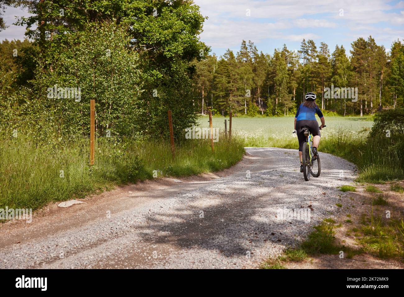 Vista del ciclista sulla pista sterrata Foto Stock