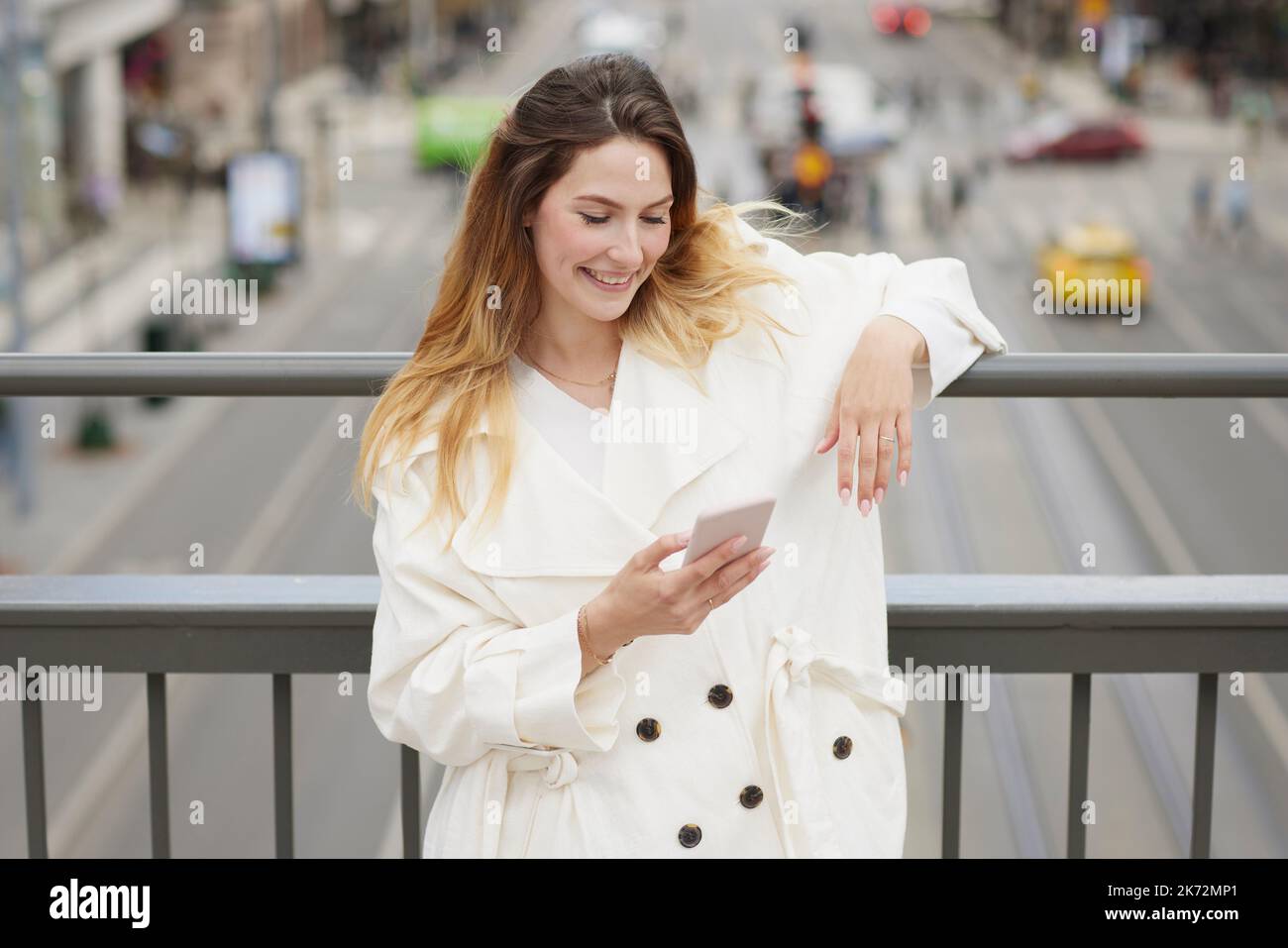 Donna che utilizza il telefono cellulare Foto Stock