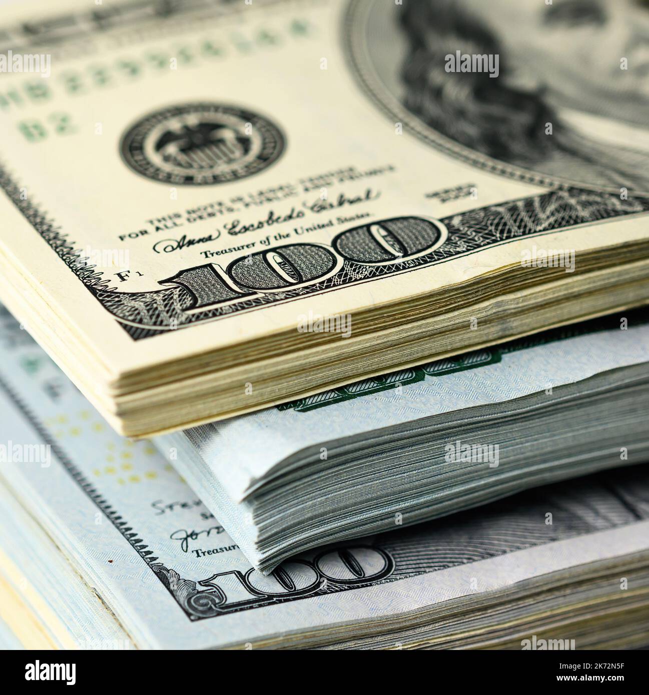 Pacchetti di cento dollari di sfondo bollette primo piano Foto Stock