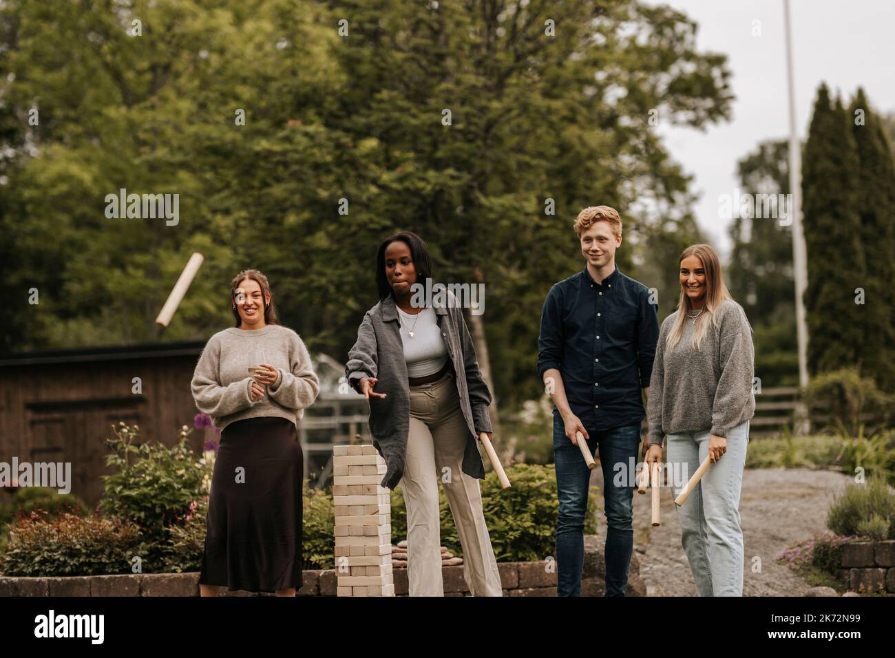 Amici che giocano in giardino Foto Stock