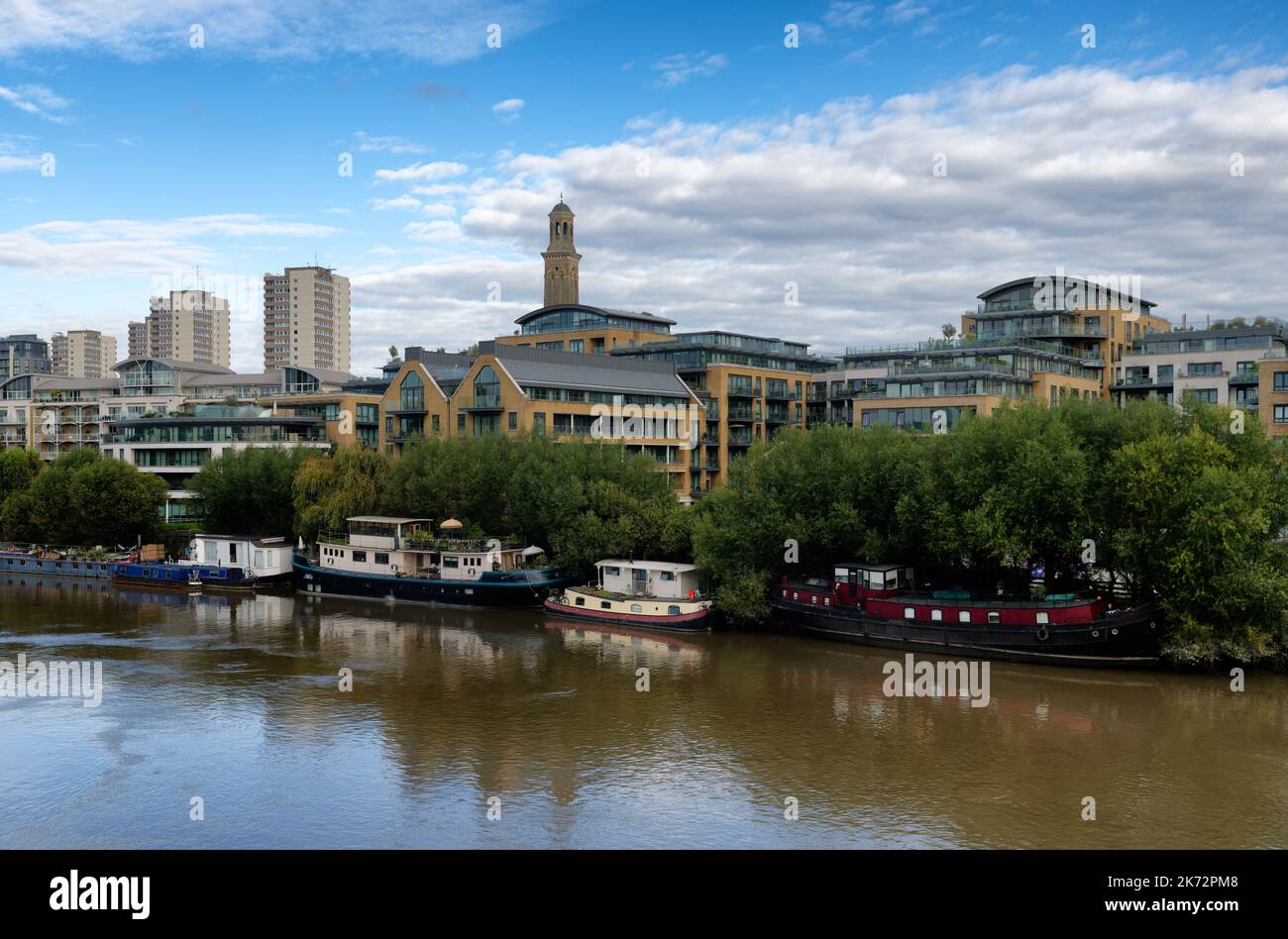 Barche ormeggiate lungo il Tamigi sul lungofiume a Kew< londra, Inghilterra Foto Stock