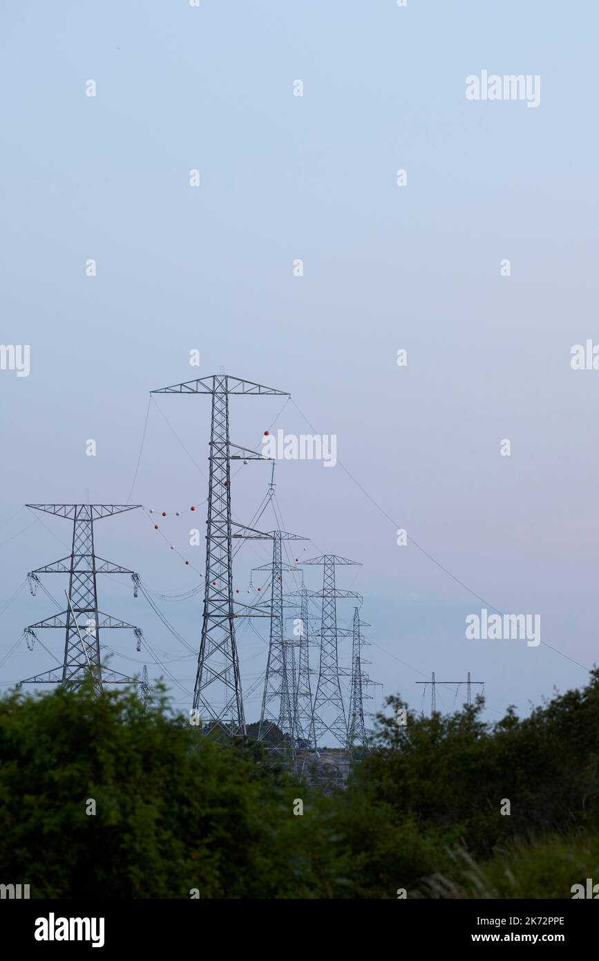 Basso angolo vista dei tralicci di energia elettrica Foto Stock