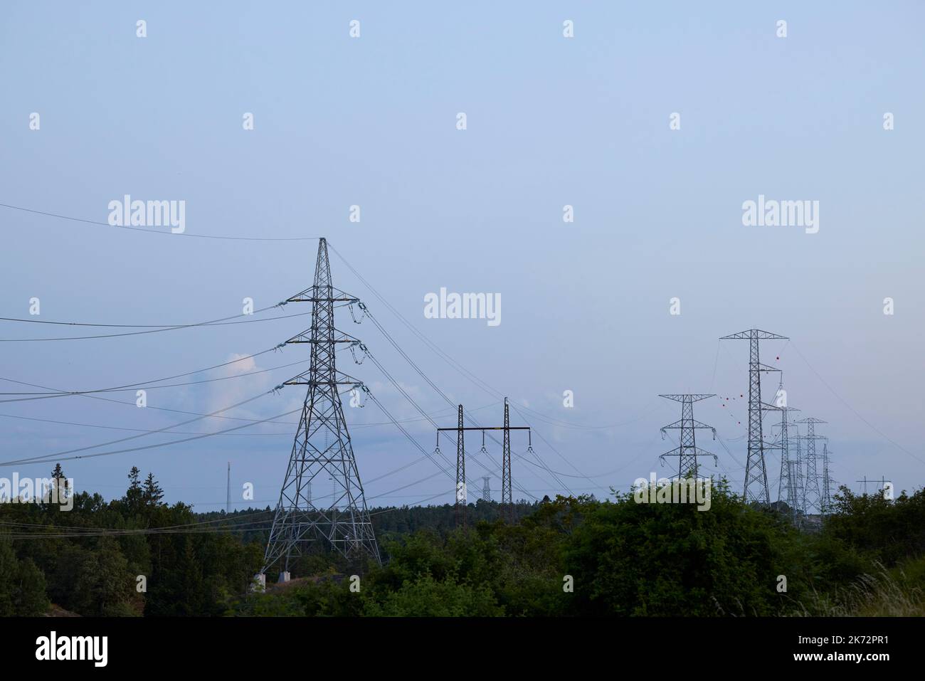 Basso angolo vista dei tralicci di energia elettrica Foto Stock