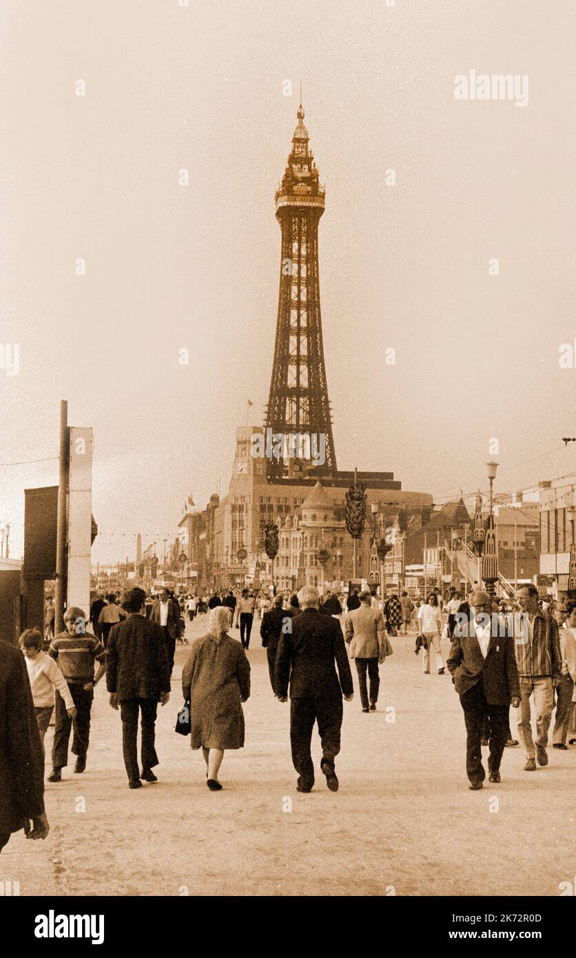 Blackpool vintage, Lancs, The Golden Mile, 1970, effetto seppia sgranato vintage. Il Golden Mile è il nome dato al tratto di Promenade Foto Stock
