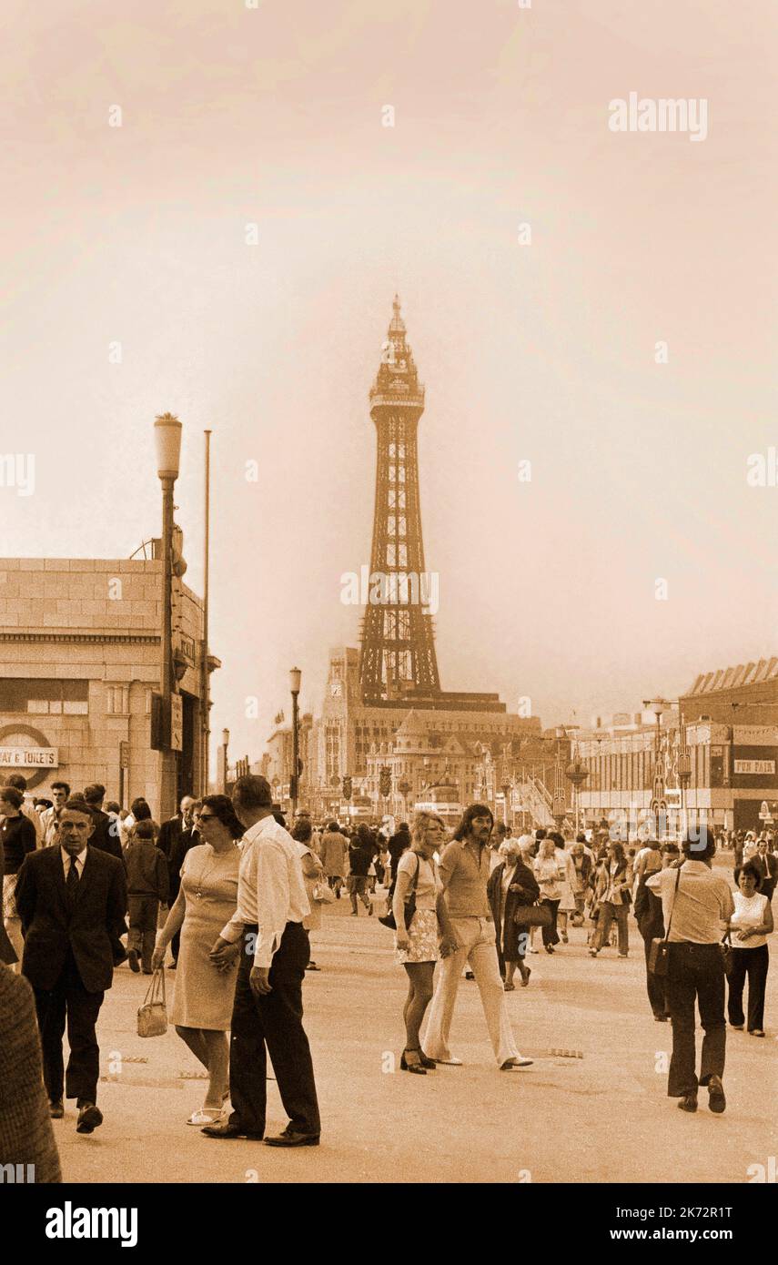 Blackpool vintage, Lancs, The Golden Mile, 1970, effetto seppia sgranato vintage. Il Golden Mile è il nome dato al tratto di Promenade Foto Stock