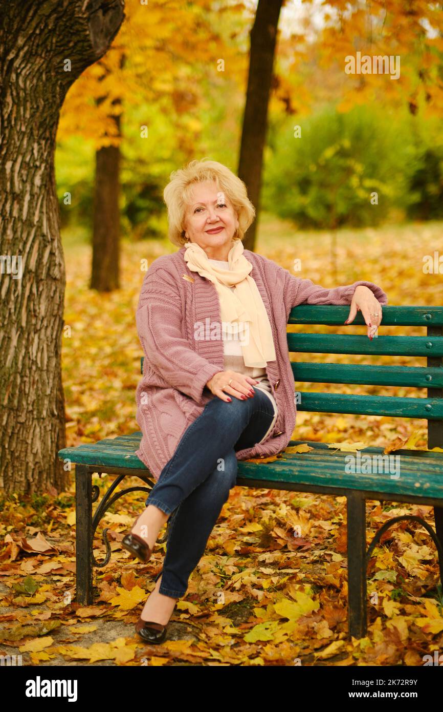 ritratto di nonna felice su una panchina del parco Foto Stock