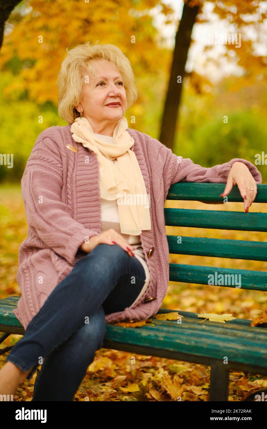 ritratto di nonna felice su una panchina del parco Foto Stock