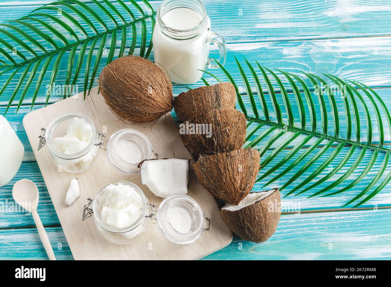 Layout creativo composto da noci di cocco e foglie tropicali. Concetto di cibo Foto Stock