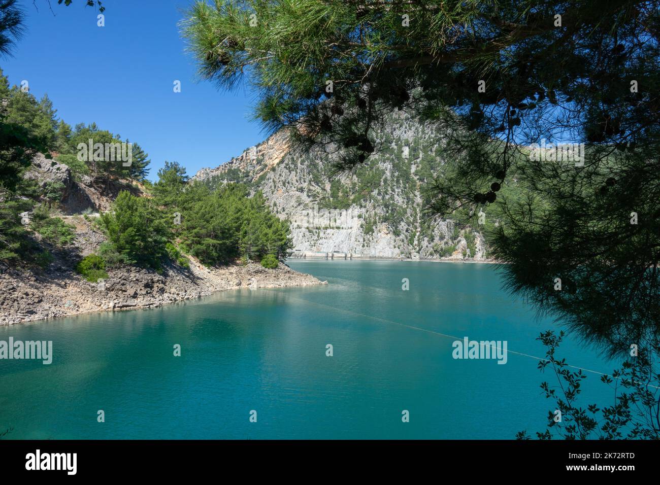 Vista sul lago e sulle scogliere di montagna nella zona della diga di Oimapinar. Paesaggio del canyon verde, Manavgat, Antalya, Turchia Foto Stock