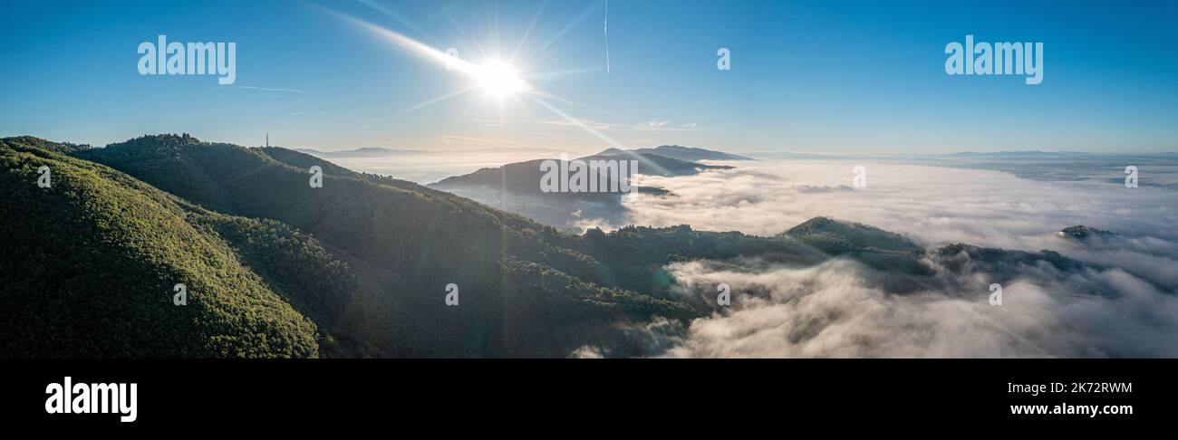 Tramonto sulle colline della Toscana. Bella ripresa aerea di paesaggio panoramico Foto Stock