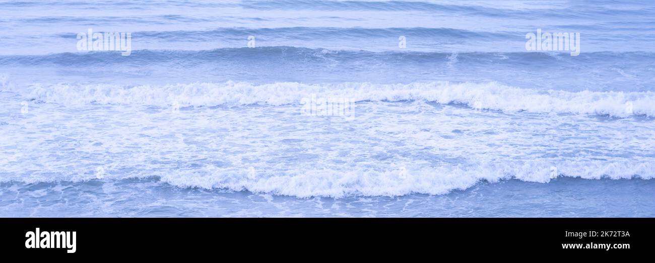 Foto reale mare acqua onde, sfondo astratto, natura potere, pallido azzurro più tono in stock Foto Stock