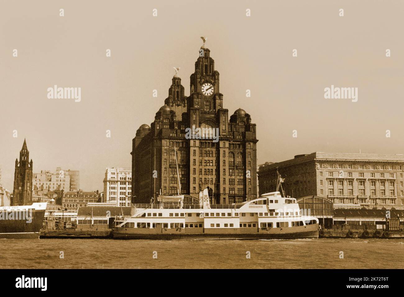 Vintage Liverpool Waterfront c.1968, la testa del molo, i Royal Liver Buildings (prima di effettuare le pulizie successive) e un traghetto Foto Stock