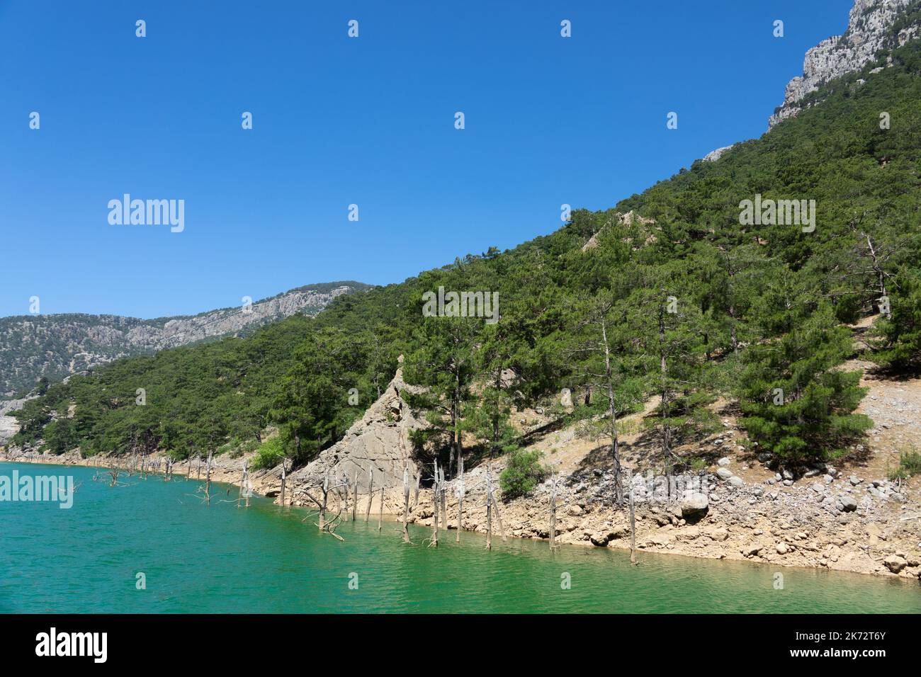 Vista sul lago con acqua verde e sulle scogliere di montagna del Green Canyon. Paesaggio del canyon verde, Manavgat, Antalya, Turchia Foto Stock