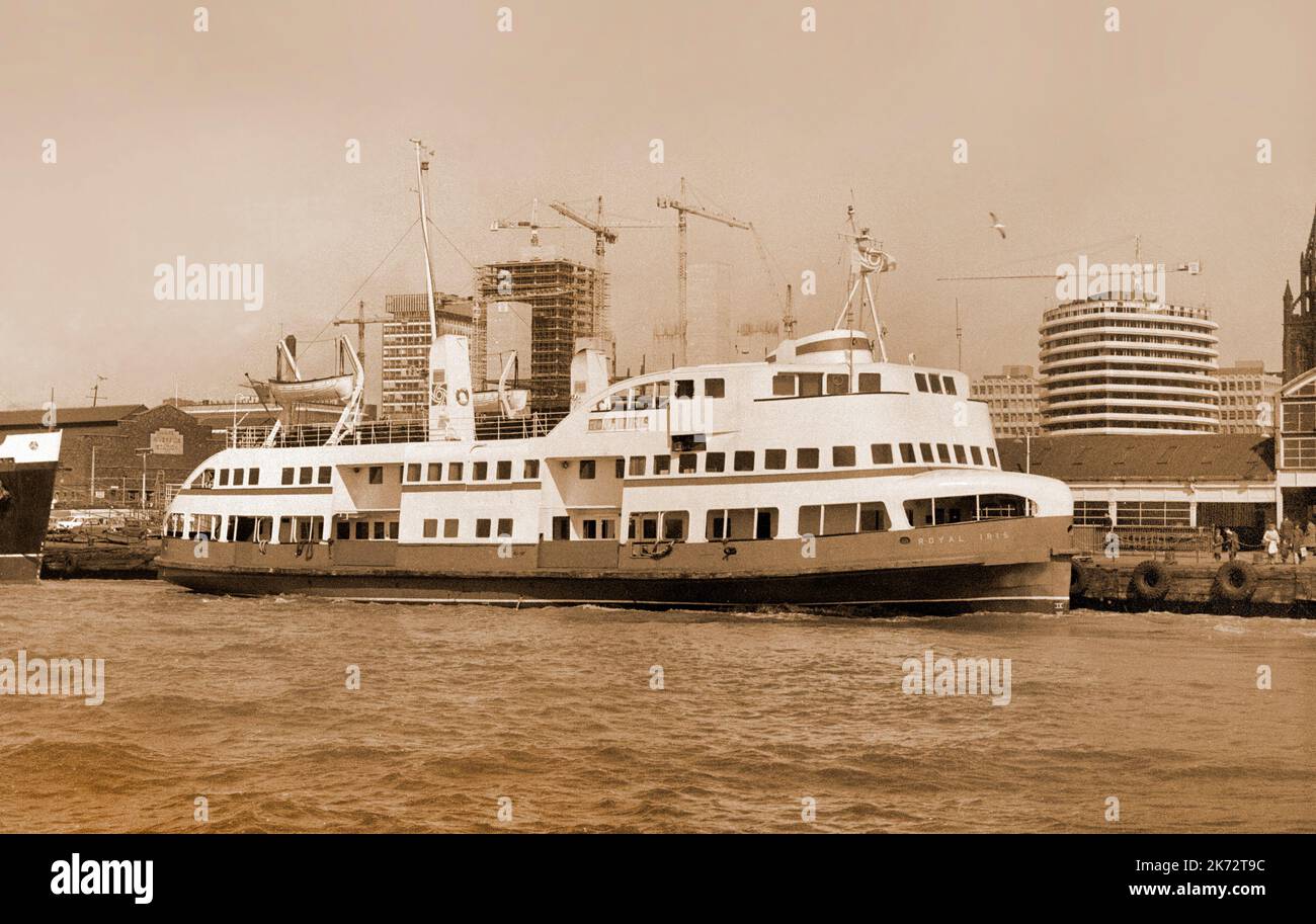 Il traghetto Royal Iris, il fiume Mersey, Liverpool vintage 1970. Edificio fronte mare dietro, Mercure, hotel tlantic, Foto Stock