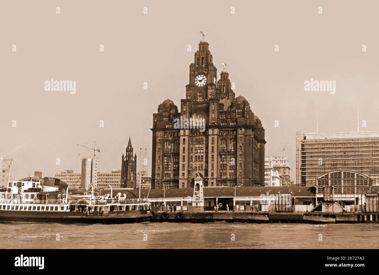 Vintage Liverpool Waterfront c.1968, la testa del molo, i Royal Liver Buildings (prima di effettuare le pulizie successive) e un traghetto Foto Stock