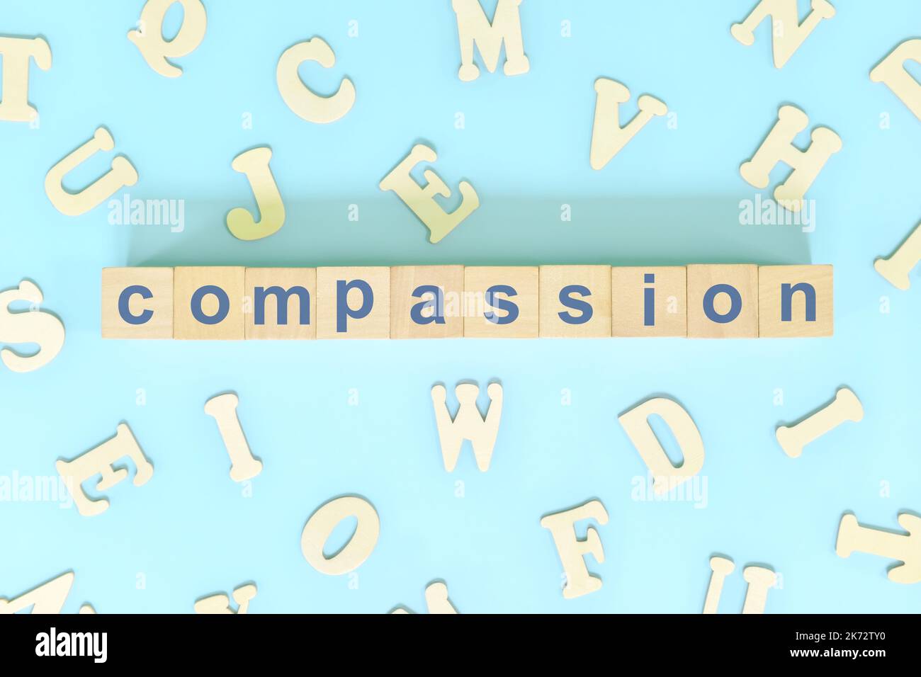 Concetto dei valori fondamentali della compassione nel business, nell'azienda e nell'organizzazione. La tipografia di parola su disposizione piatta dei blocchi di legno. Foto Stock