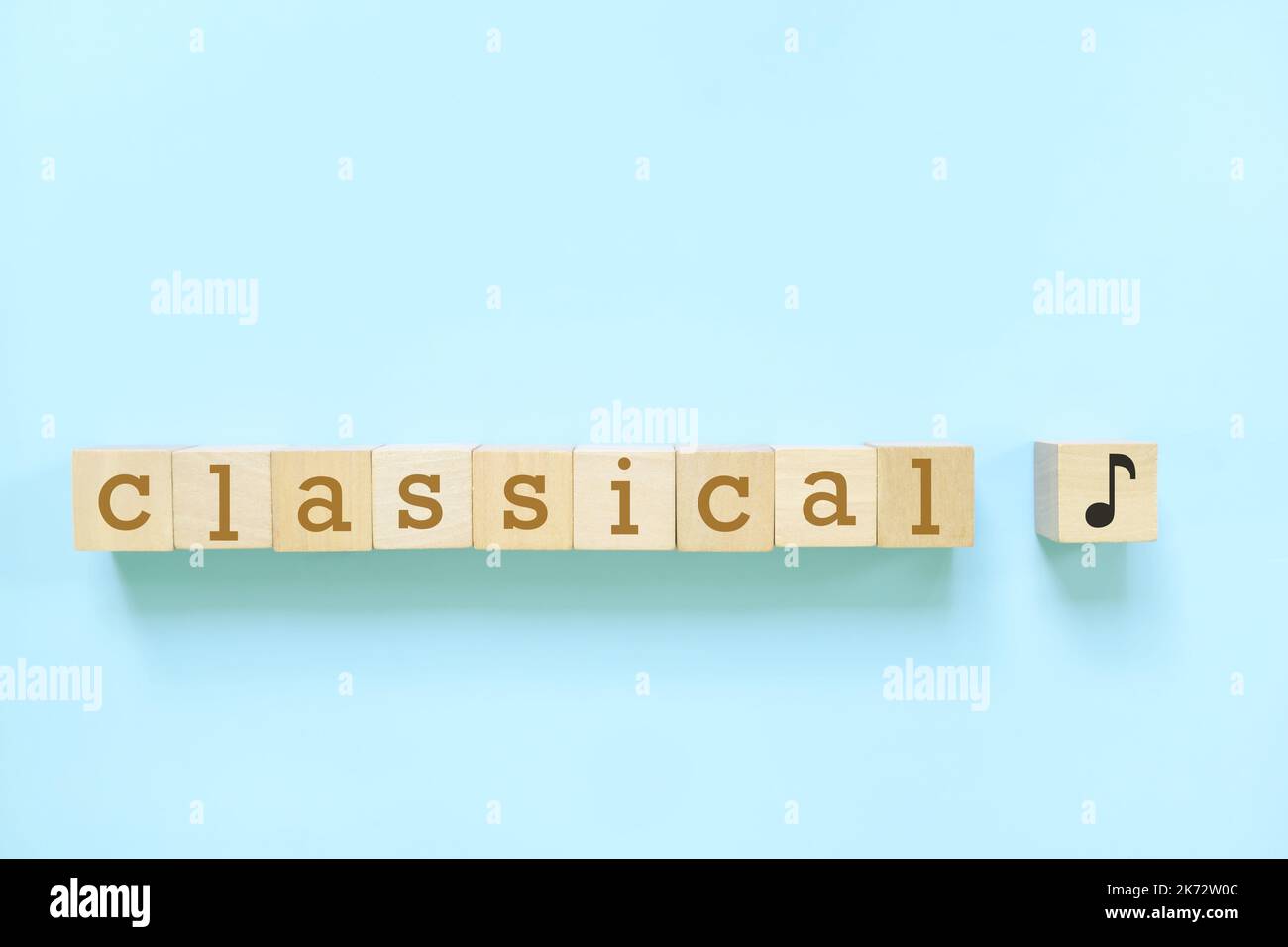 Genere di musica classica o concetto di stile. Composizione tipografica creativa a posa piatta su sfondo blu. Foto Stock