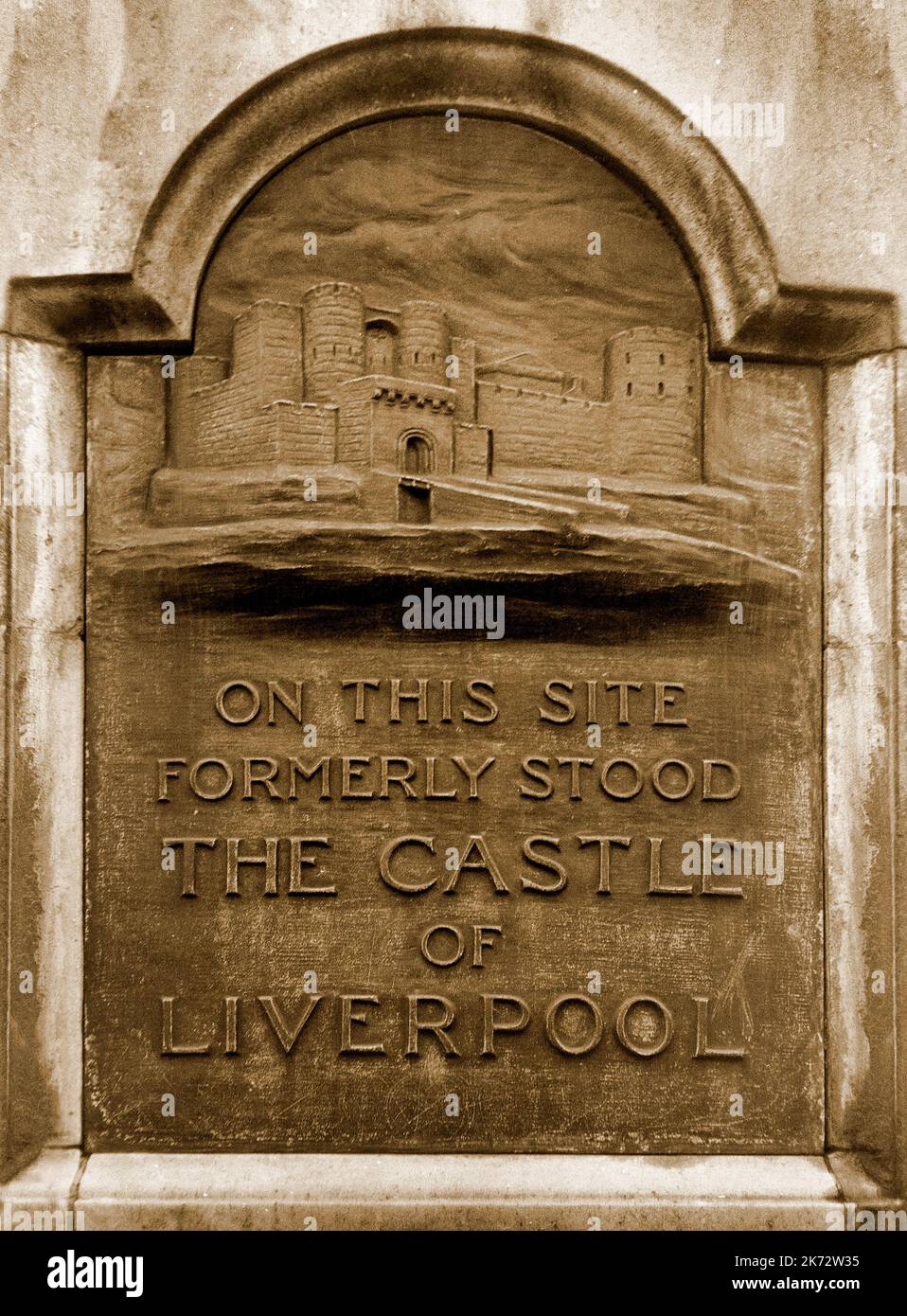 Liverpool vintage, lapide commemorativa sul monumento di Victoria, presso il sito del castello di Liverpool, Castle Street, Liverpool Foto Stock