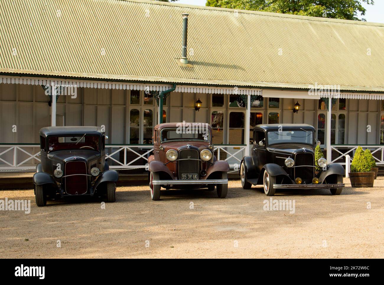 Tre hot rod Ford di stile tradizionale a 1932 all'esterno di un edificio in stile vintage Foto Stock