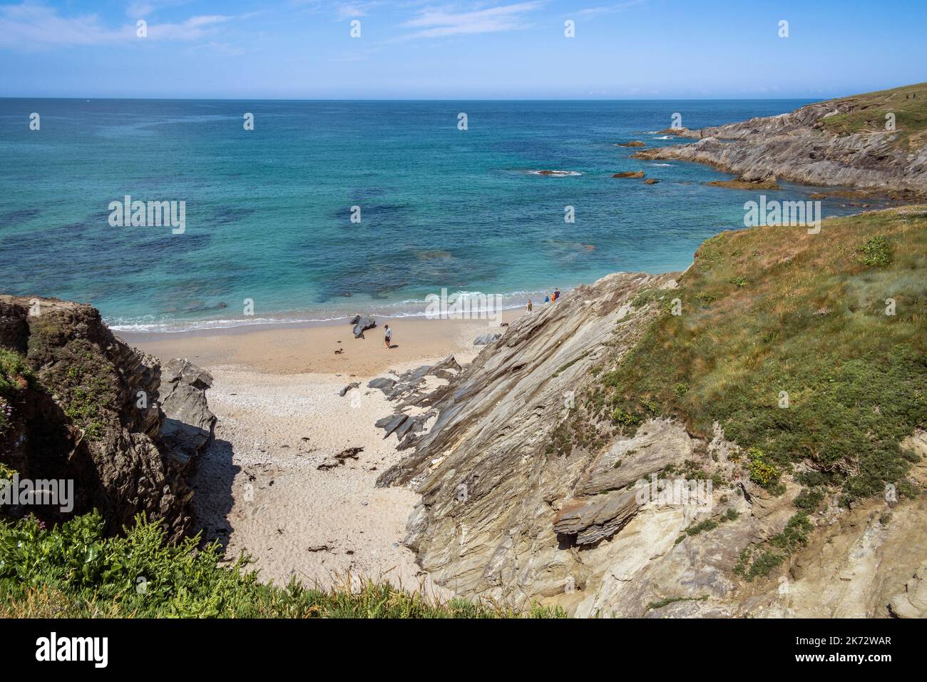 Una piccola insenatura isolata vicino a Little Fistral a Newquay in Cornovaglia nel Regno Unito. Foto Stock