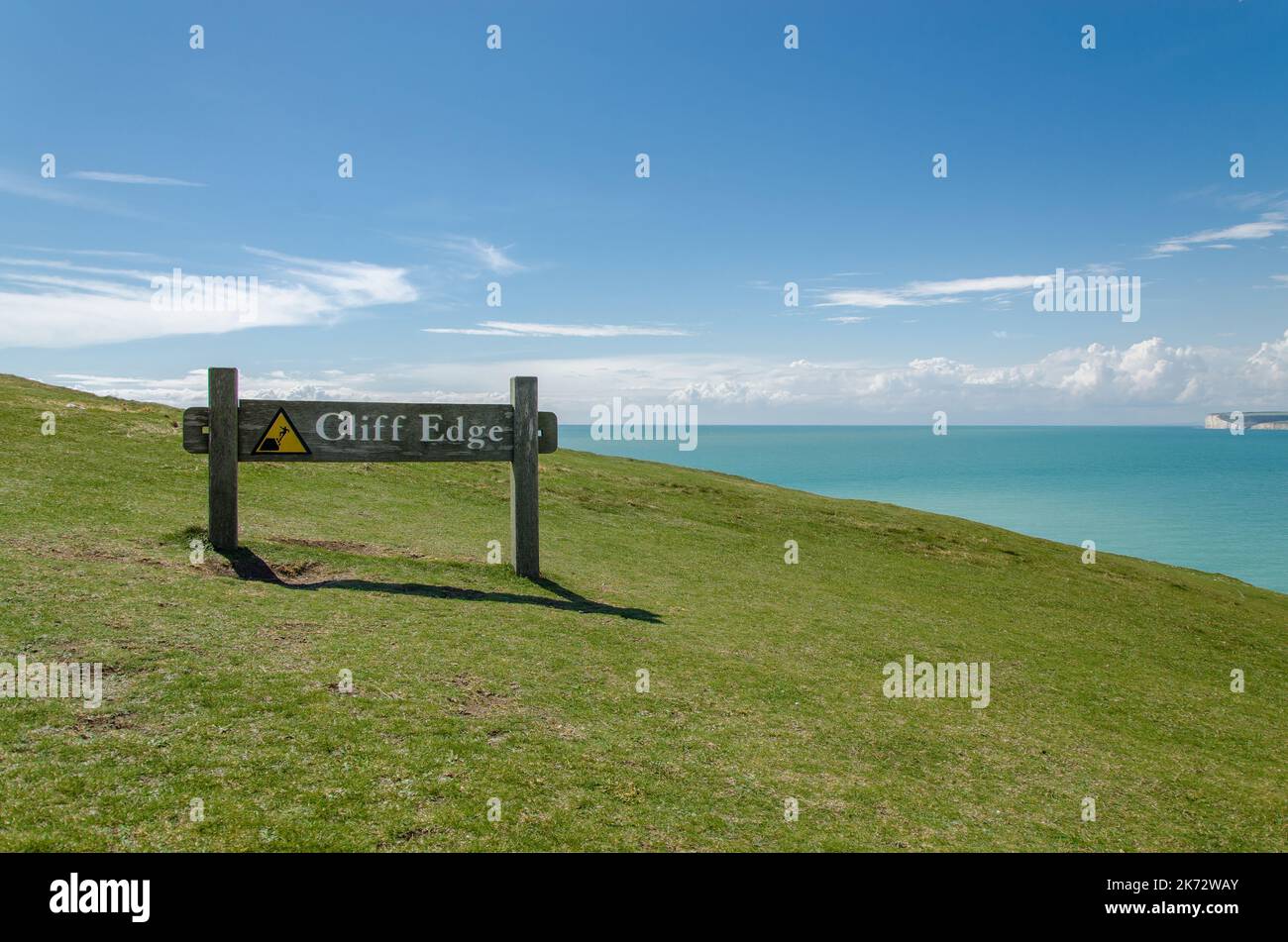 Scogliera bordo su scogliere di gesso con mare e cielo in Inghilterra Seven Sisters Foto Stock
