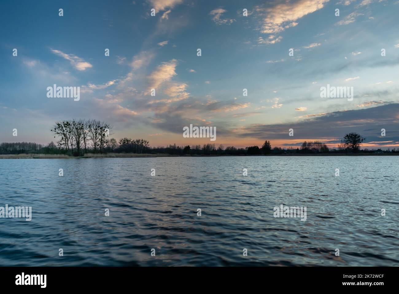 Tramonto su un lago tranquillo, Polonia orientale Foto Stock