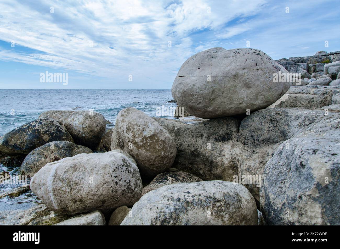 Grandi rocce rotonde sul mare nella cava di Portland Inghilterra Foto Stock