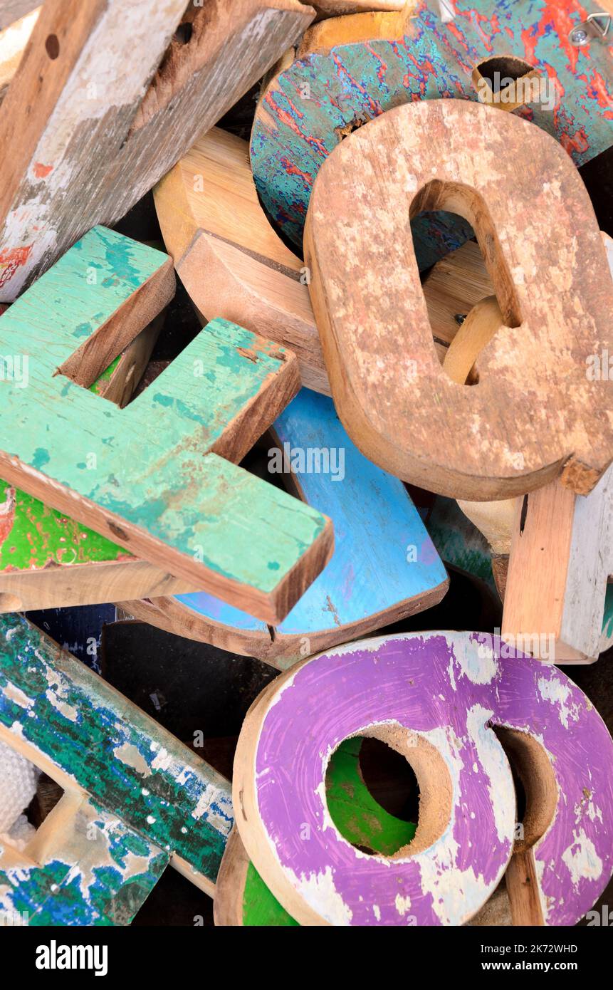 Lettere e numeri di legno colorati in dettaglio Foto Stock