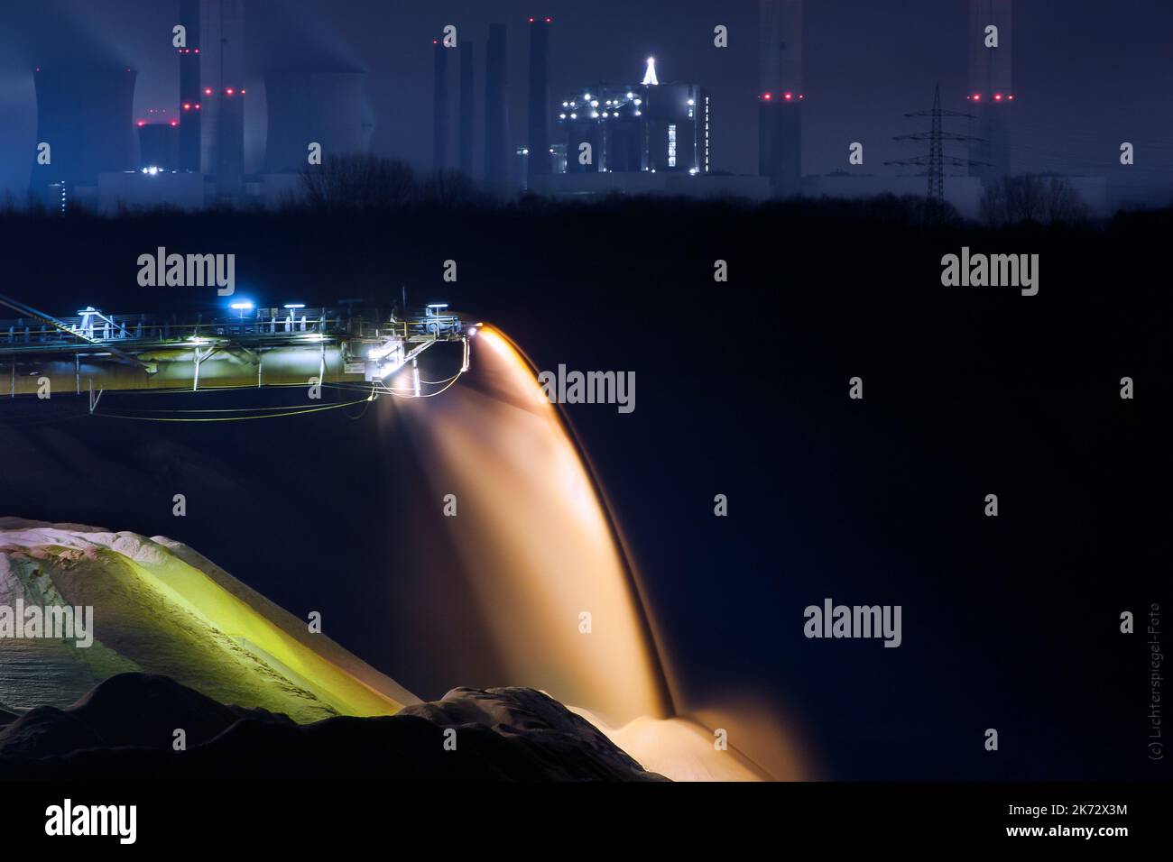 Estrazione di lignite con centrali elettriche in background in Germania Foto Stock