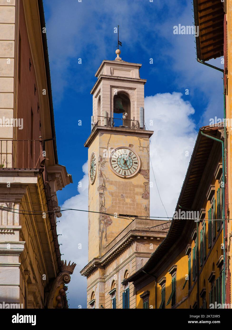 Vista sul centro storico di Pisa con la torre dell'orologio e le nuvole Foto Stock
