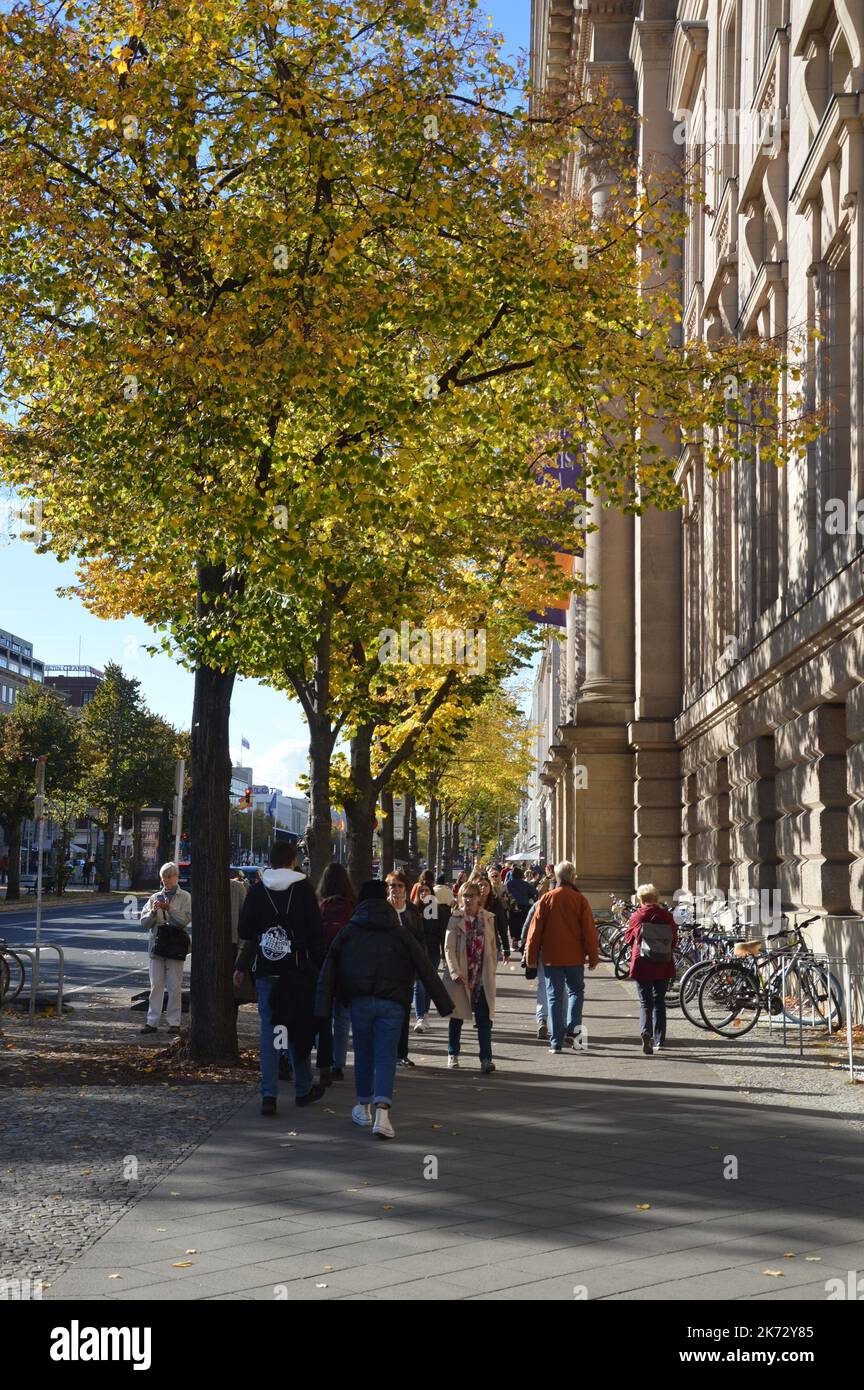 Berlino, Germania - 16 ottobre 2022 - Autunno al viale Unter den Linden di Mitte. (Foto di Markku Rainer Peltonen) Foto Stock