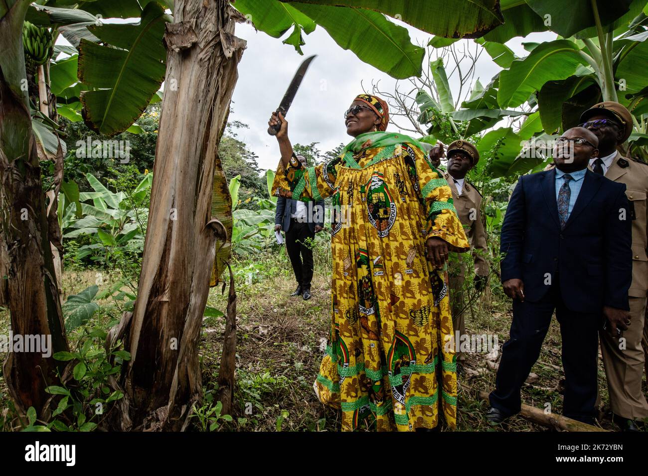 Marie-Thérèse Abena Ondoa (in giallo), Ministro dell'Empowerment delle Donne e della Famiglia, svolge attività rurali tradizionali in una piantagione di banane. Foto Stock