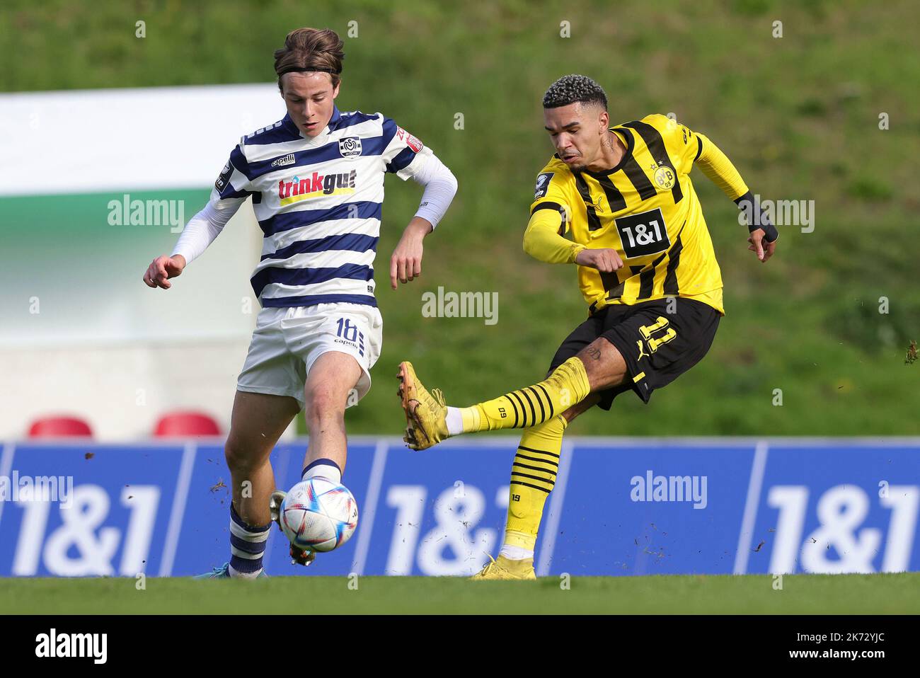 Wuppertal, Germania. 16th Ott 2022. Prima : 16.10.2022, Calcio, Calcio, 3rd Lega, 3rd Bundesliga, Stagione 2022/2023, BVB II, Borussia Dortmund II - MSV Duisburg 2: 0 Justin NJINMAH, BVB Right versus Caspar JANDER/dpa/Alamy Live News Foto Stock