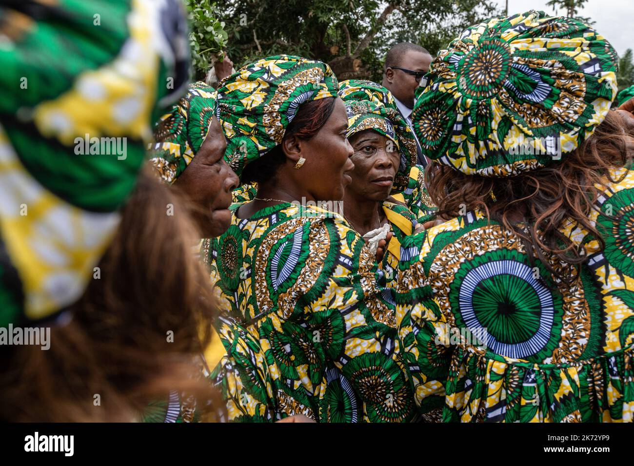 Le donne rurali che indossano abiti tradizionali della delegazione di Dibang celebrano la Giornata Internazionale danzando sulla strada. Foto Stock