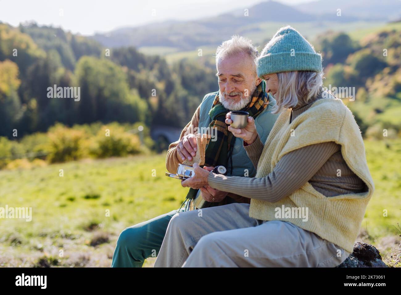 Coppia anziana in pausa durante le escursioni nella natura autunnale. Foto Stock