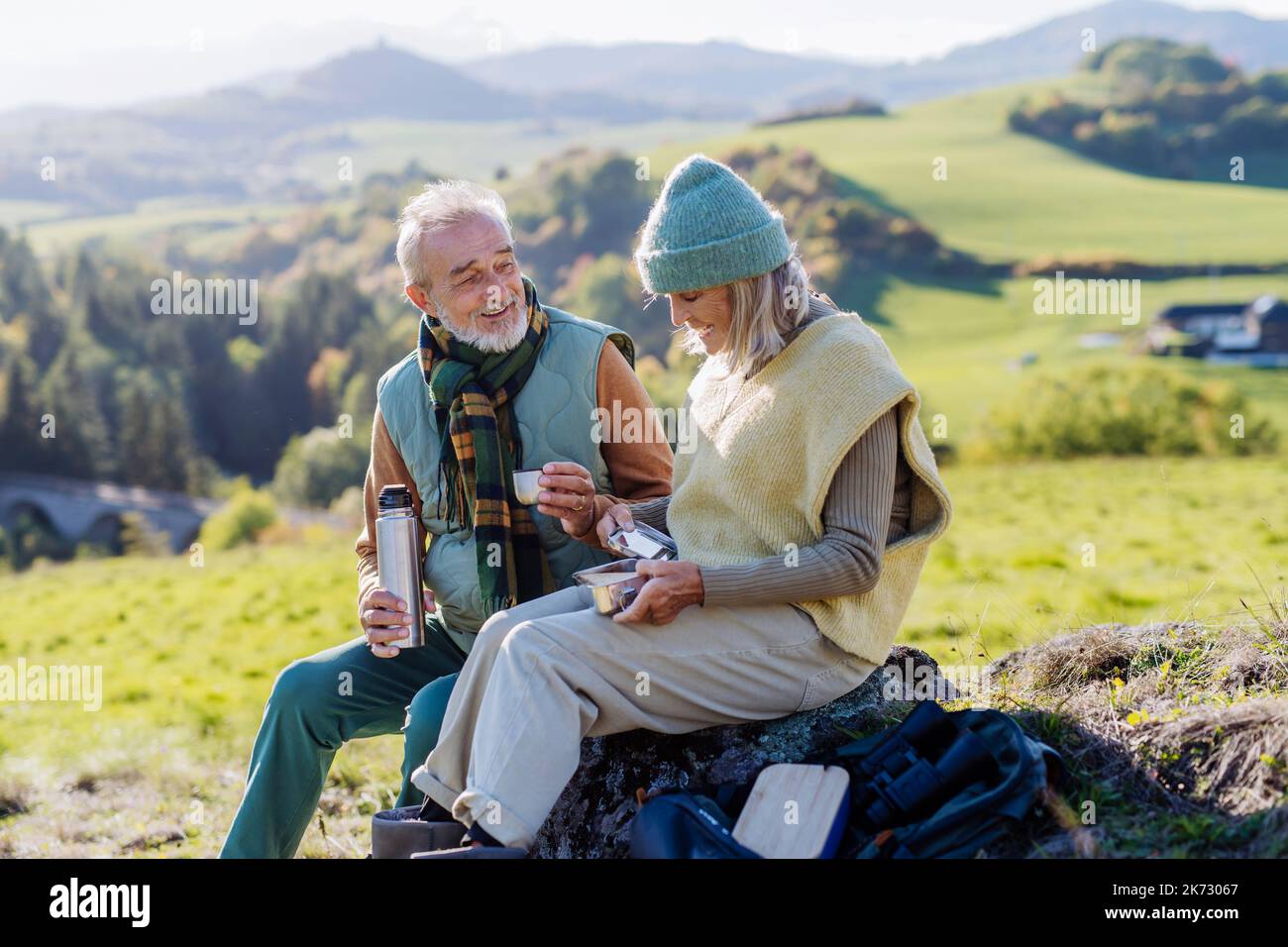 Coppia anziana in pausa durante le escursioni nella natura autunnale. Foto Stock