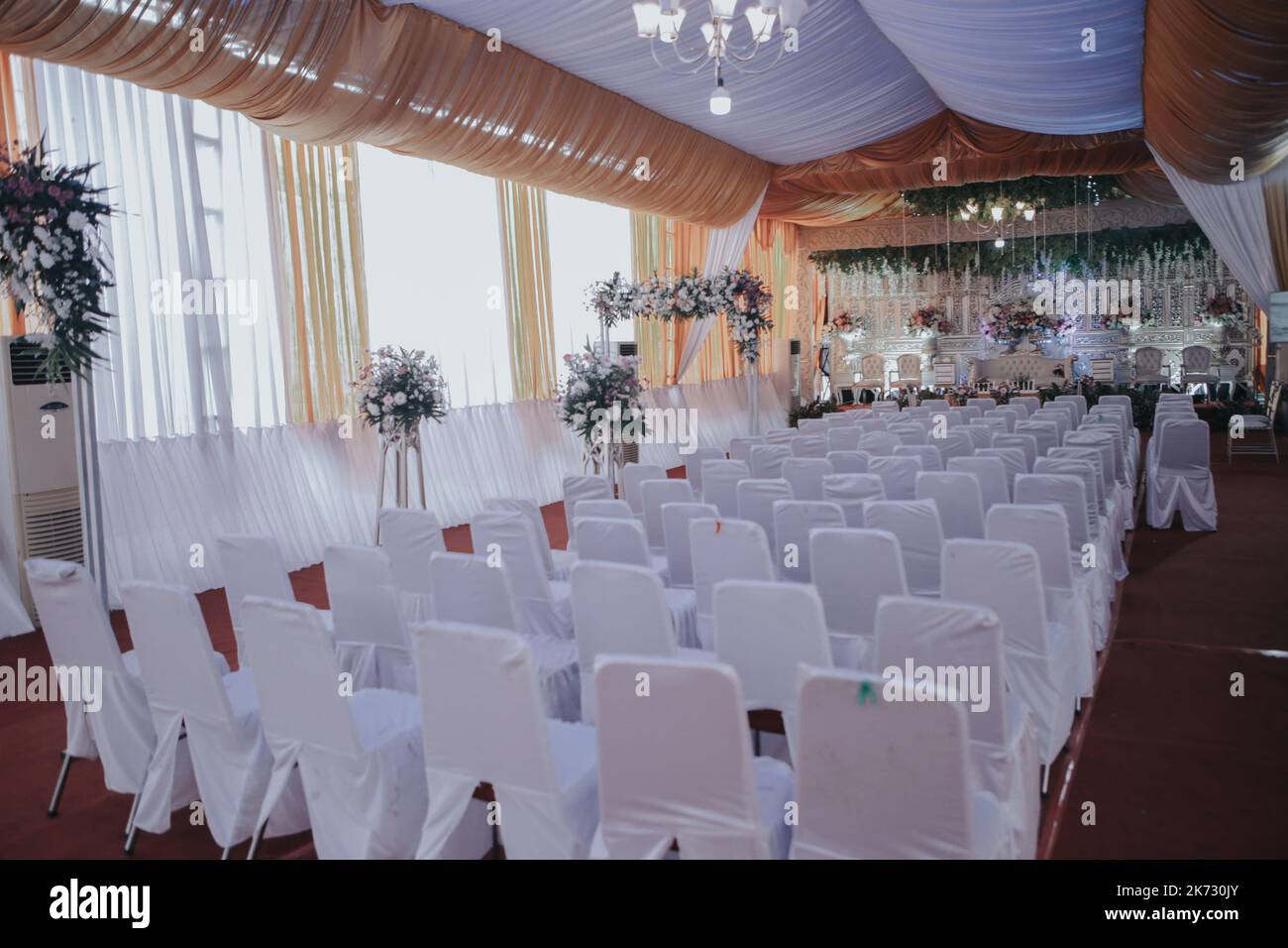 sala per matrimoni con tema oro e bianco Foto Stock