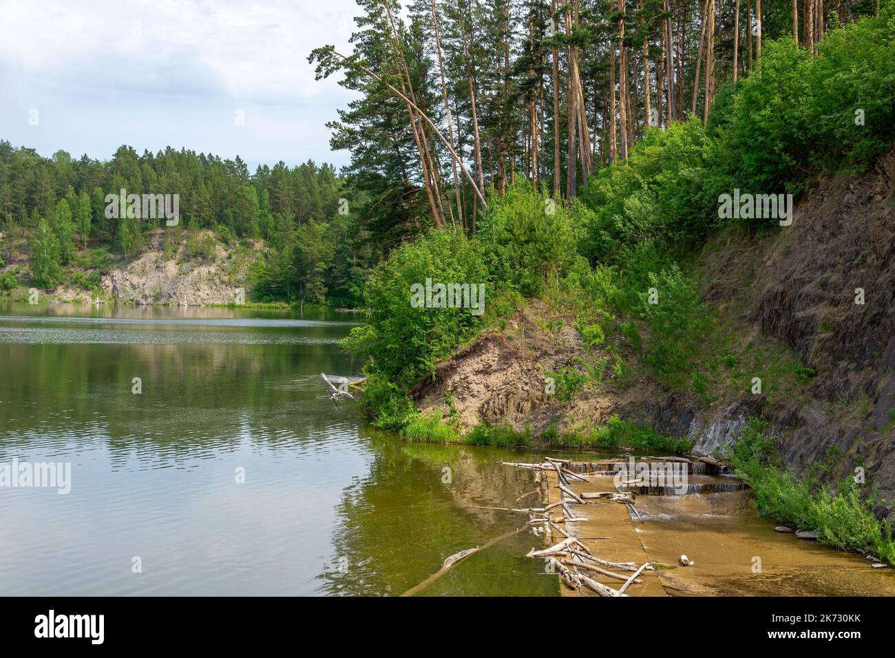 Serbatoio di una centrale idroelettrica incompiuta sul fiume Izyrak, nella regione di Novosibirsk Foto Stock