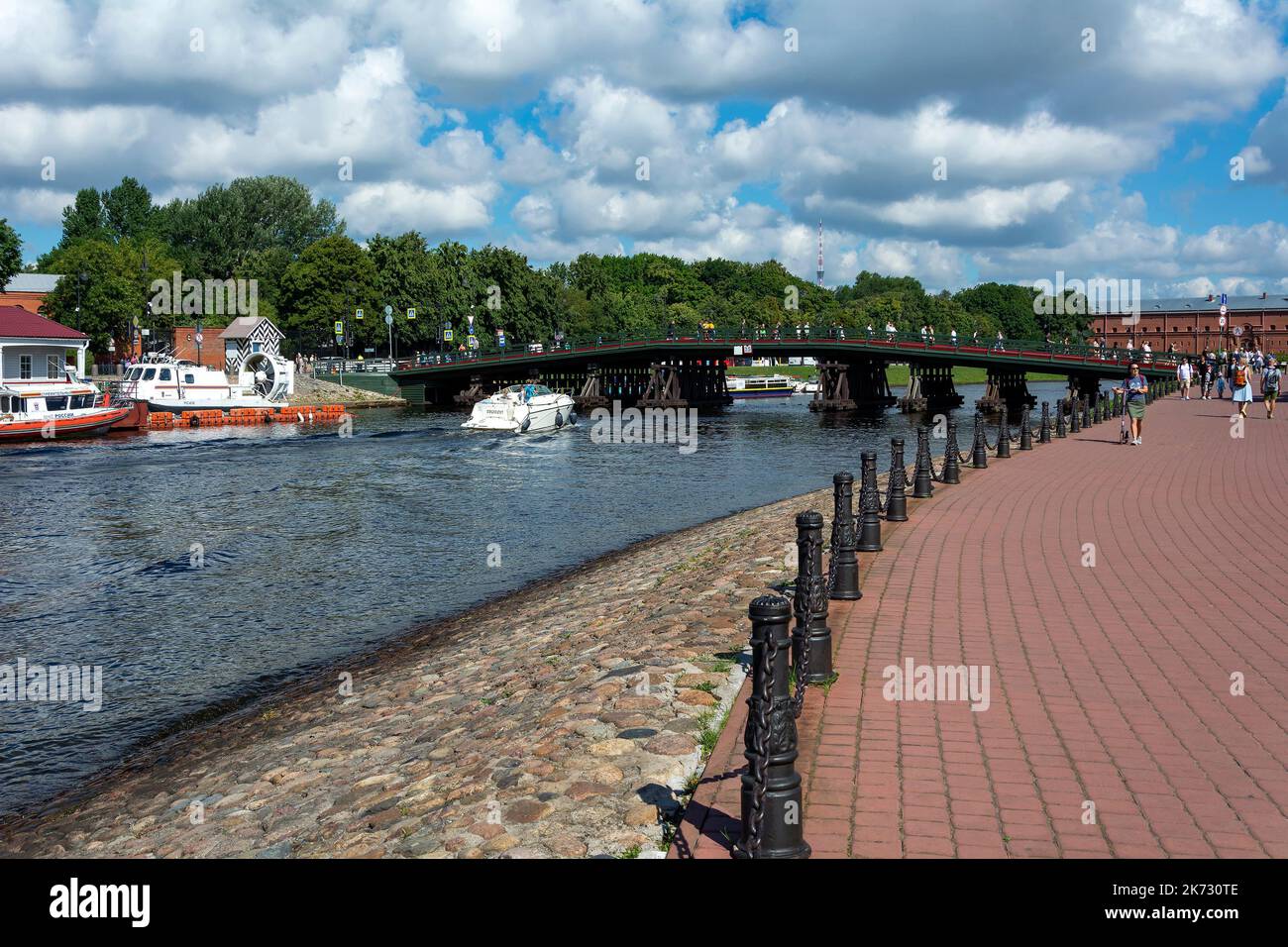 San Pietroburgo, vista dalla riva dell'isola di Zayachy al ponte Kronverksky, un luogo turistico Foto Stock