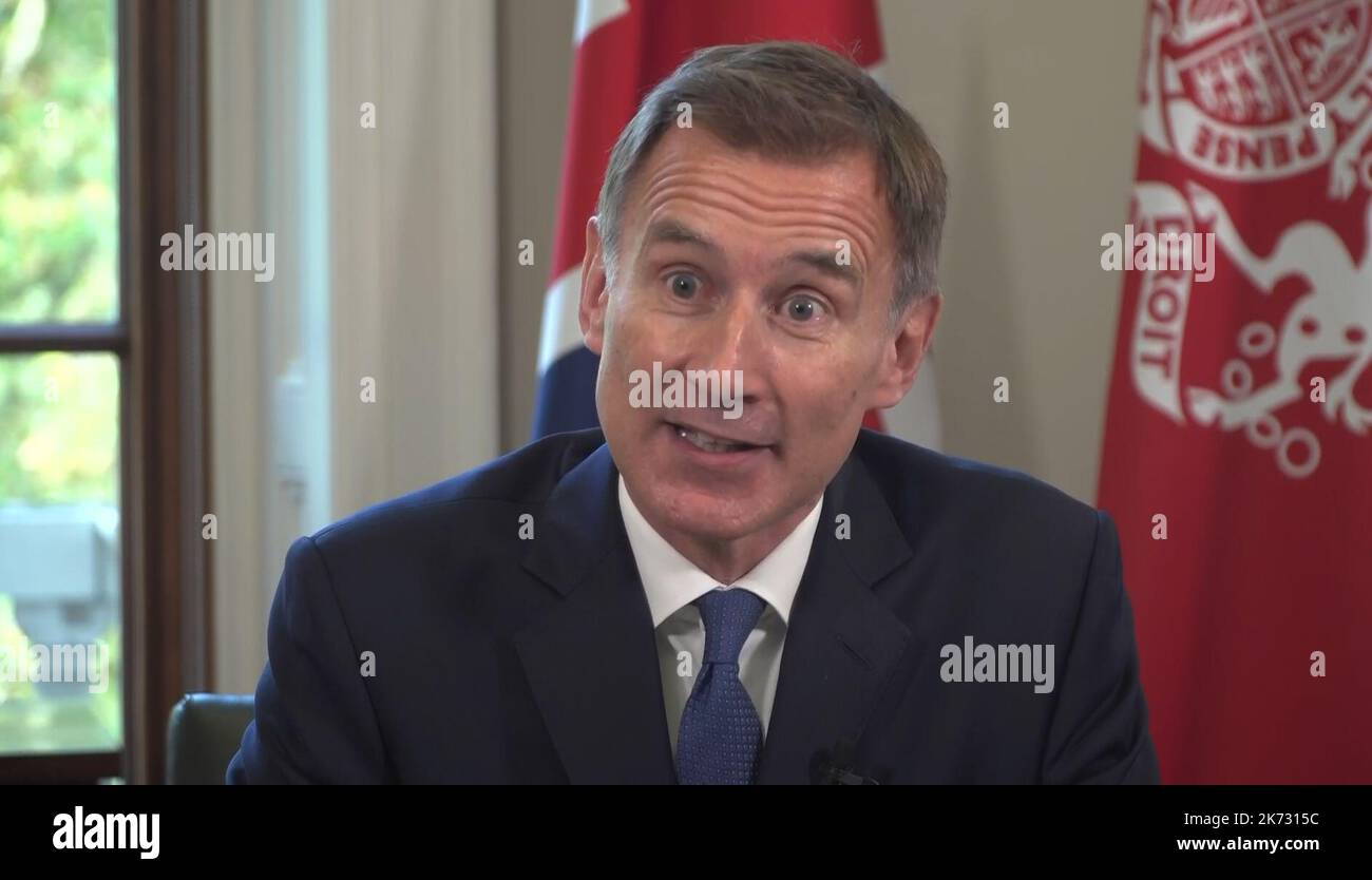 Il video della PA cattura l’immagine del Cancelliere Jeremy Hunt che parla alla nazione dal Tesoro di Londra, durante una dichiarazione di emergenza, come ha confermato che sta abbandonando molte delle misure del mini-budget, tra cui il taglio previsto all’imposta sul reddito. Data immagine: Lunedì 17 ottobre 2022. Foto Stock