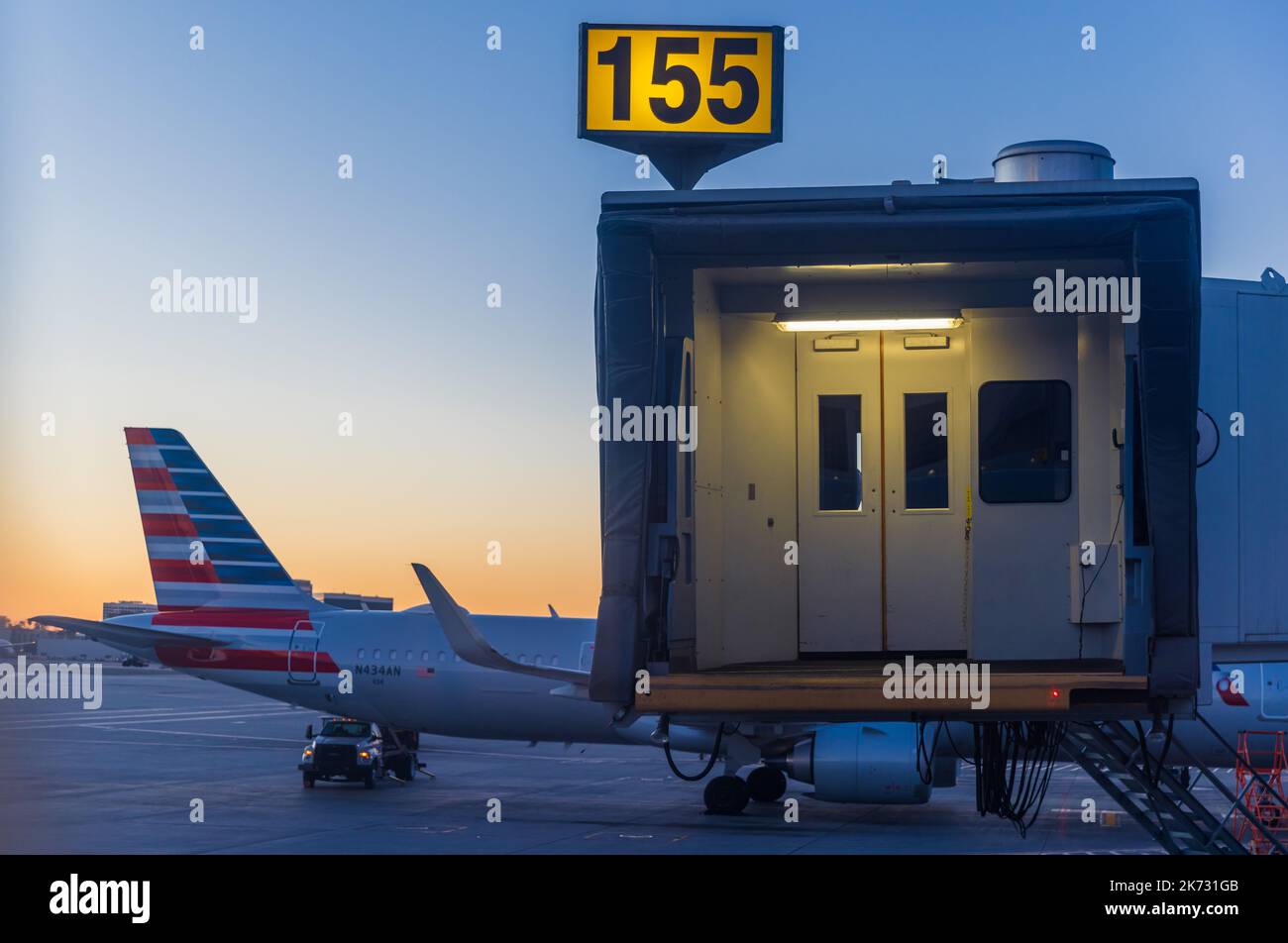 WASHINGTON, USA - 8 FEBBRAIO 2022: Aereo American Airlines Airbus A321 all'aeroporto internazionale di Washington (WAS). Airbus è un aereo europeo Foto Stock