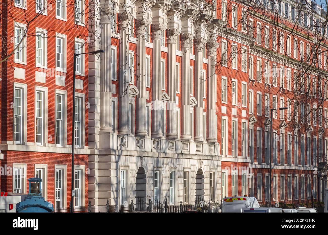 Facciata di un edificio in stile neo-georgiano intorno a Grosvenor Square a Londra, Inghilterra Foto Stock