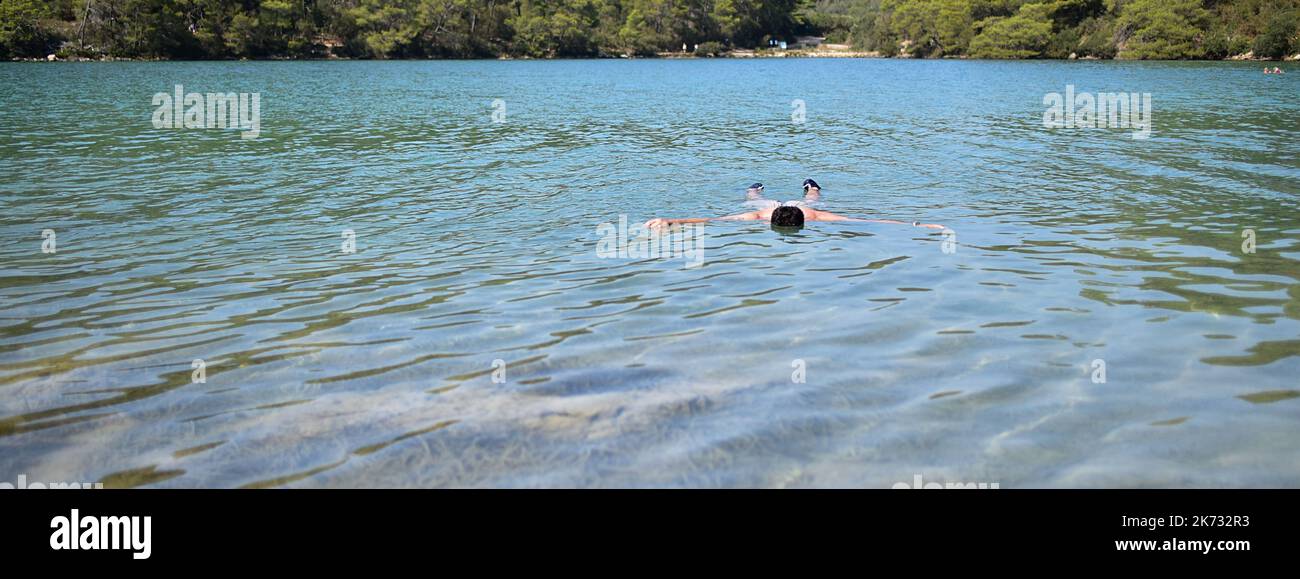 un uomo con occhiali da nuoto nuota in acqua Foto Stock