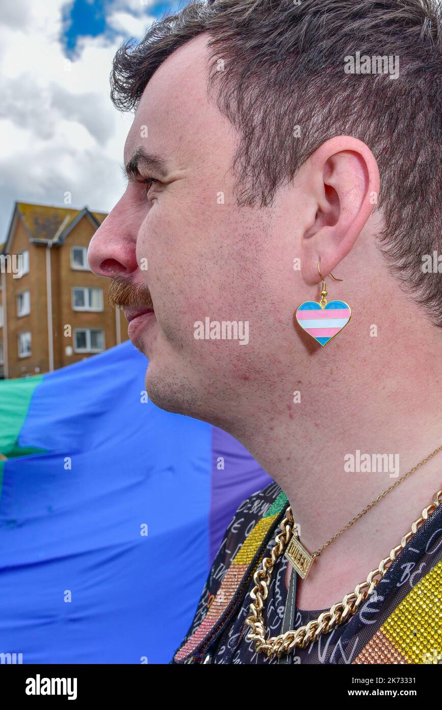 Un partecipante alla vivace e colorata Cornovaglia è orgoglioso della sfilata Pride nel centro di Newquay nel Regno Unito. Foto Stock