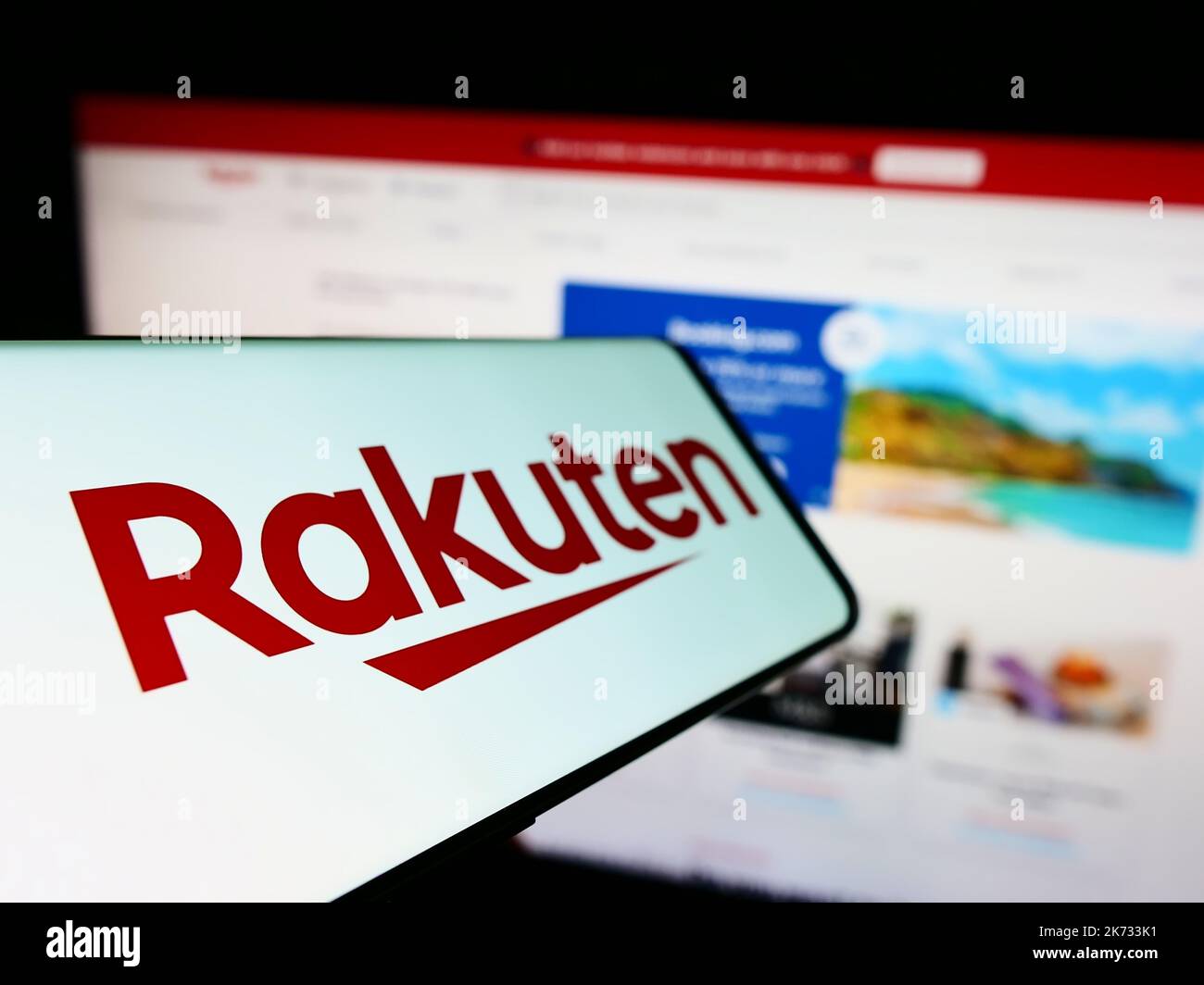 Smartphone con logo della società giapponese di e-commerce Rakuten Group Inc. Sullo schermo di fronte al sito Web aziendale. Messa a fuoco a sinistra del display del telefono. Foto Stock