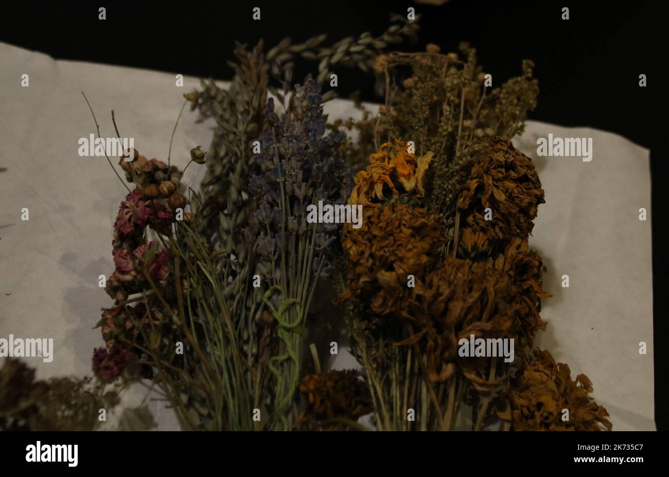 foto bouquet di fiori secchi sul tavolo Foto Stock